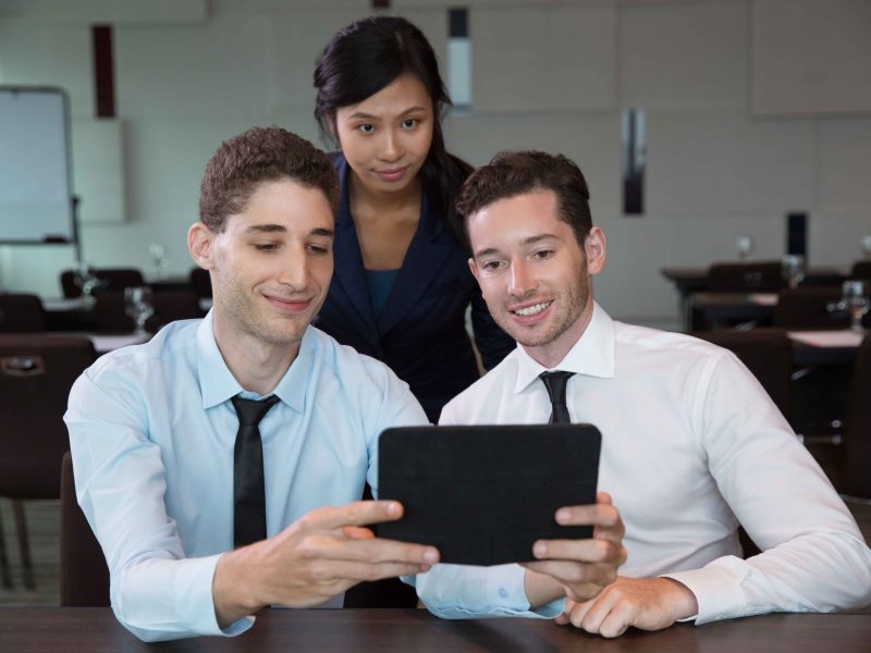 business-people-using-tablet-office-8 (1)